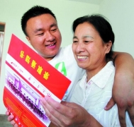 歷經10年高考終償夙愿 母子抱頭哭10分鐘