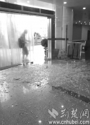 武昌某校考研學生為占座擠破圖書館大門(圖)