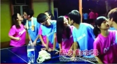 男女嘴對嘴傳紫菜 港校新生玩游戲被指淫賤