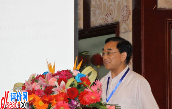 大會執行主席邱均平在開幕式上講話