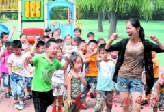 幼師工資不如保姆難留人 公辦民辦月收入差四千