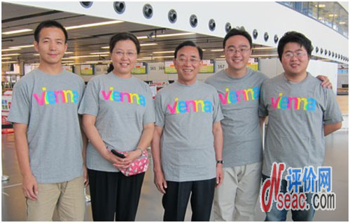 邱均平教授、趙蓉英教授及武漢大學(xué)參會人員在離開維也納機(jī)場時合影