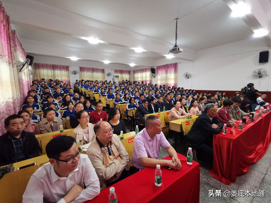 捐資700萬！邱均平顏金蓮教育基金重獎漣源四中優(yōu)秀學(xué)子