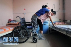 女孩帶養母上大學續：成為中國郵政榮譽員工(圖