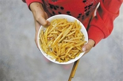 單調(diào)的飯菜變法吃 貧困山區(qū)小學(xué)學(xué)生餐的苦樂
