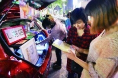 80后女生開移動(dòng)售書車夜市賣書 日收入抵書店一月