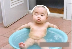 趣圖搜索：寶寶洗澡“萌”態(tài)百出！