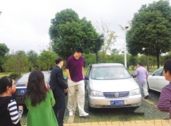 姚明去上海交大報到被同學圍觀（圖）