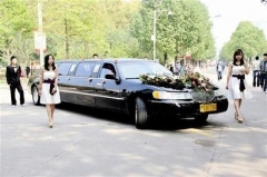 最牛光棍節學生秀瘋狂 校園模擬婚禮加長林肯助