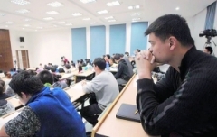 小巨人“上學記” “淡定哥”一夜躥紅(圖)