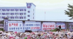 小區無垃圾箱居民圖方便 致小學門口成垃圾場