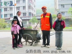 媽媽有殘疾小學生幫掃街 有人表揚有人擔心