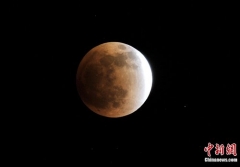 十年來最美月全食亮相蒼穹 全食時間持續近一小時
