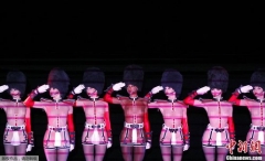 高清：巴黎舞者半裸演繹“永遠瘋狂”