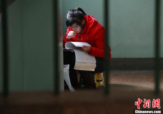 樓道里也有埋頭苦學的考生。陳寧 攝 圖片來源：東方IC