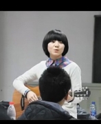 文藝小蘿莉為備考學生減壓 大學自習室彈唱經典