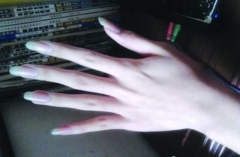 大學(xué)男生手指修長皮膚白皙欲當(dāng)手模(圖)