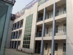 3層教學樓出租辦修理廠 80多學生瓦房上課