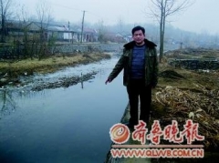 6歲男童跌入河中 千鈞一發之際村主任跳河救人