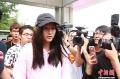 “國民閨女”關曉彤北電報到 大學以學業為主