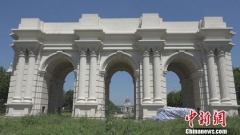 鄭州高校再現山寨凱旋門 校方稱為延續歷史風格